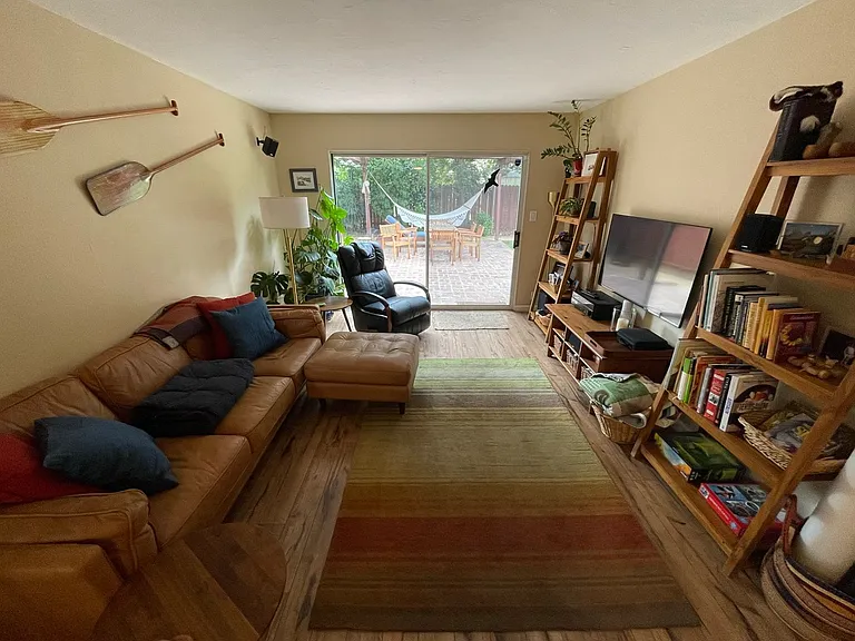 902 Gregory Pl — Photo 4