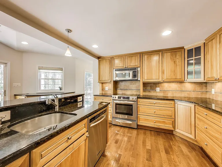 1337 Crockett Ln — Photo 10