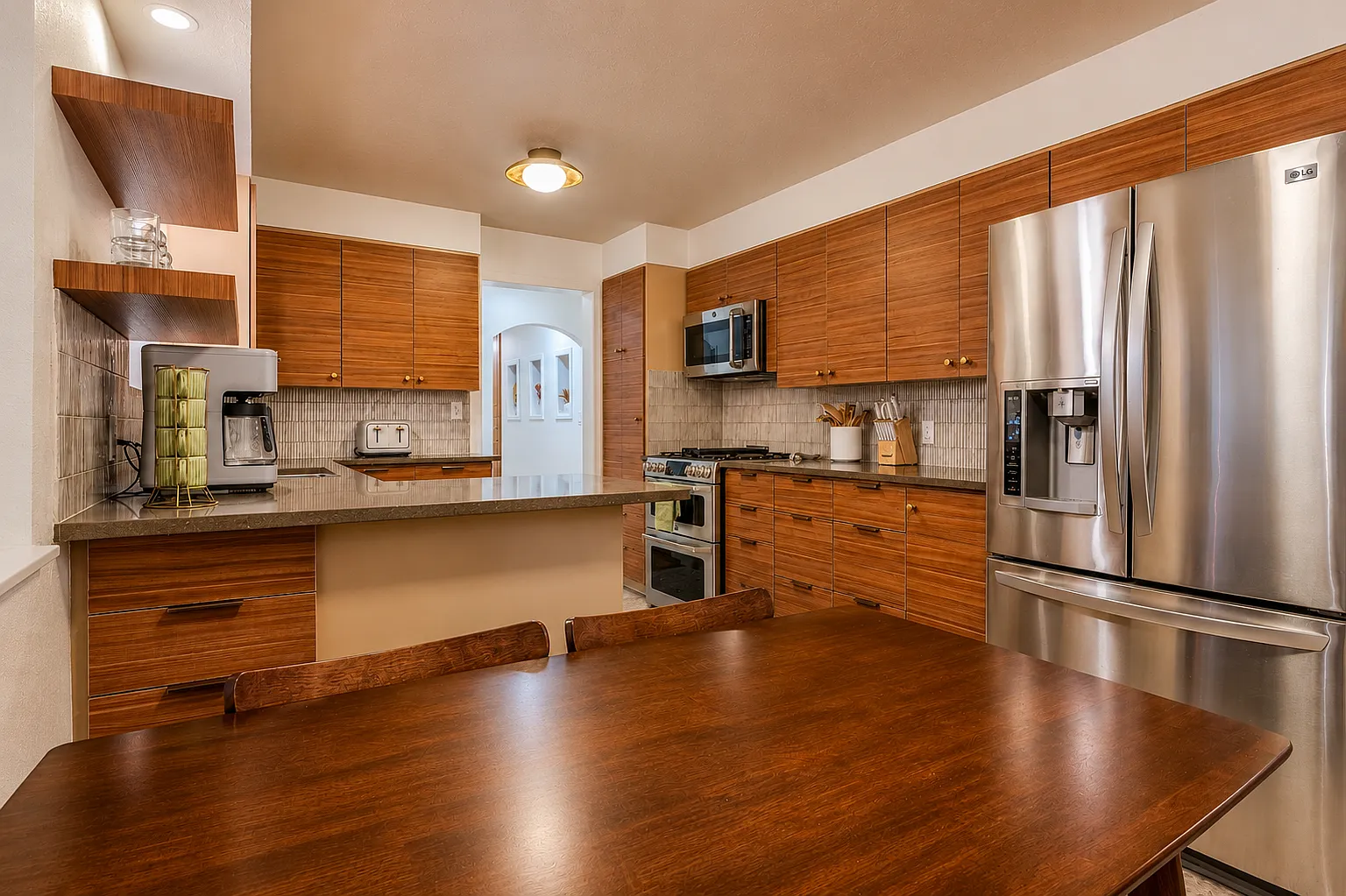 3 bed, 2.5 bath, 2012 sqft, $5,250 — Photo 2