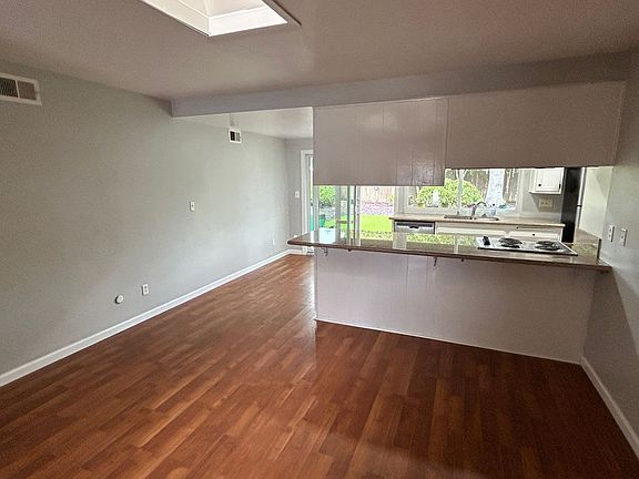4th image of 3814 Radcliffe Ln