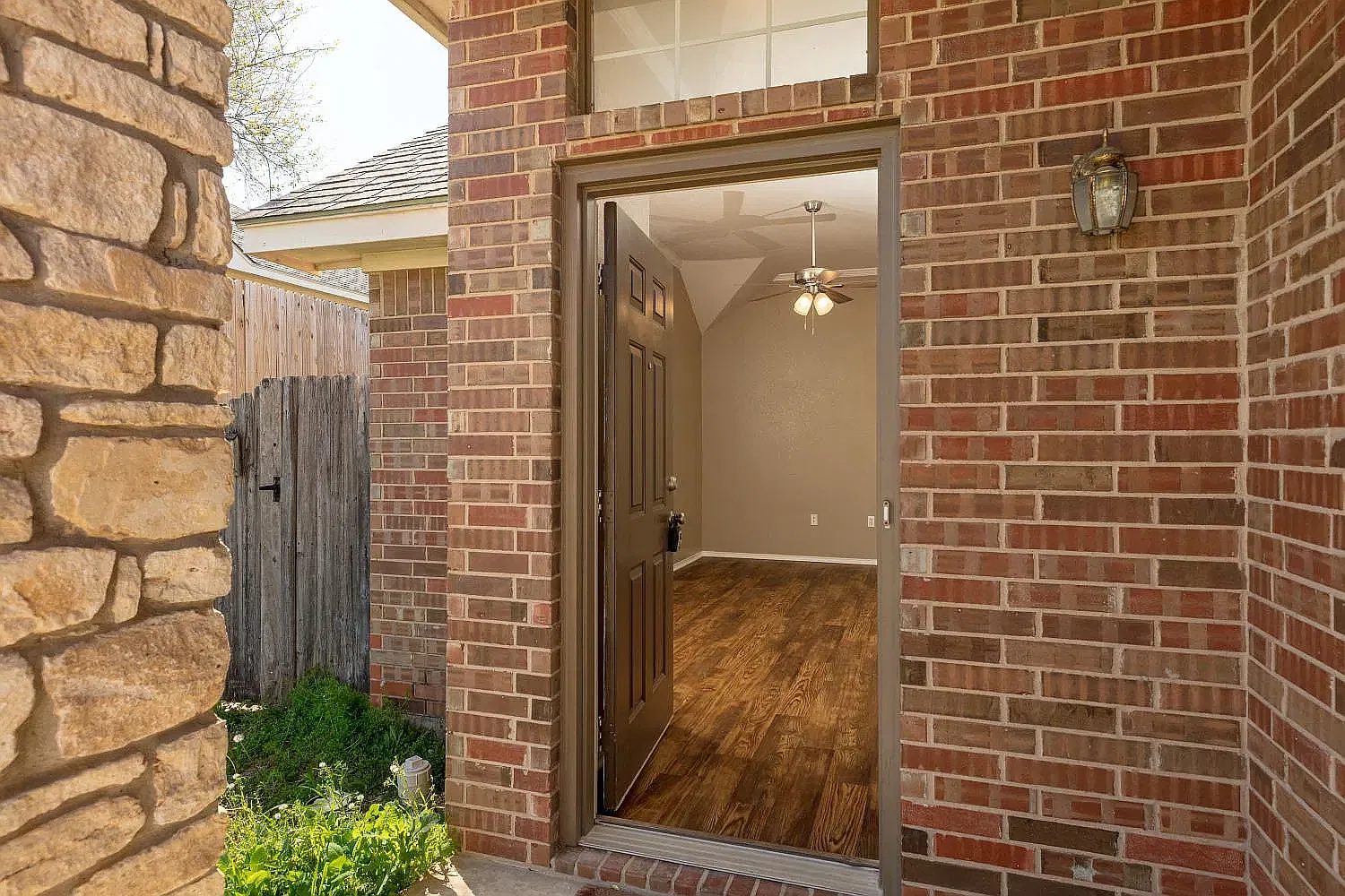 3 bed, 1195 sqft, $1,800 — Photo 2