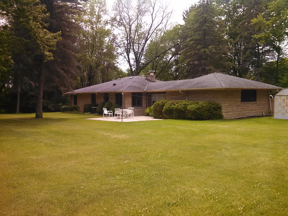 Beautiful yard, in Mequon, W