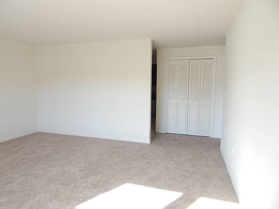 2nd image of 7 Heritage Dr APT B
