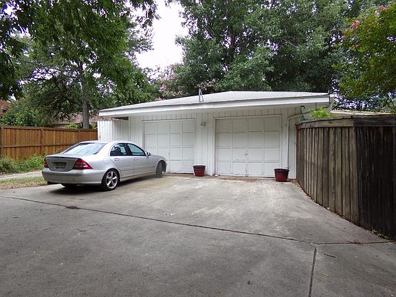Garage with auto door and 2 interior closets