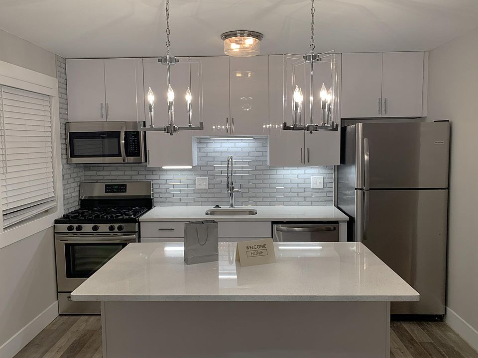 Kitchen w/island, stainless appliances and granite countertops