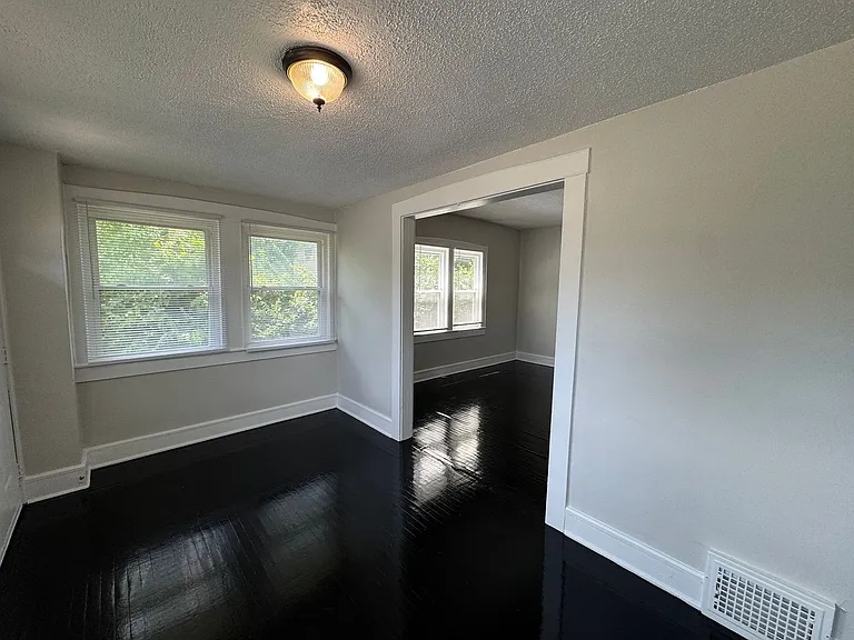 1136-1138 Fairfield Ave — Photo 4