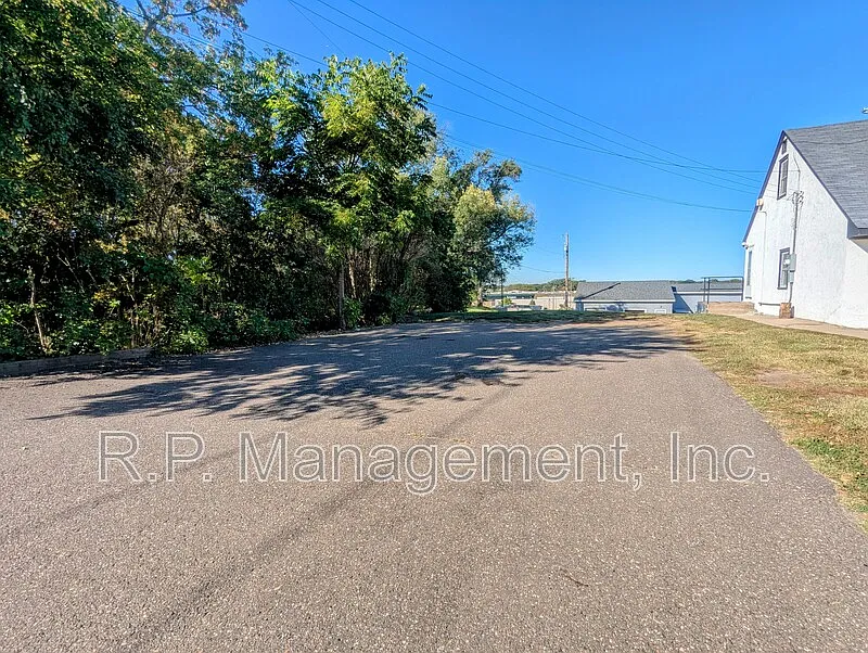 4 bed, 1.0 bath, 1260 sqft, $2,397 — Photo 3