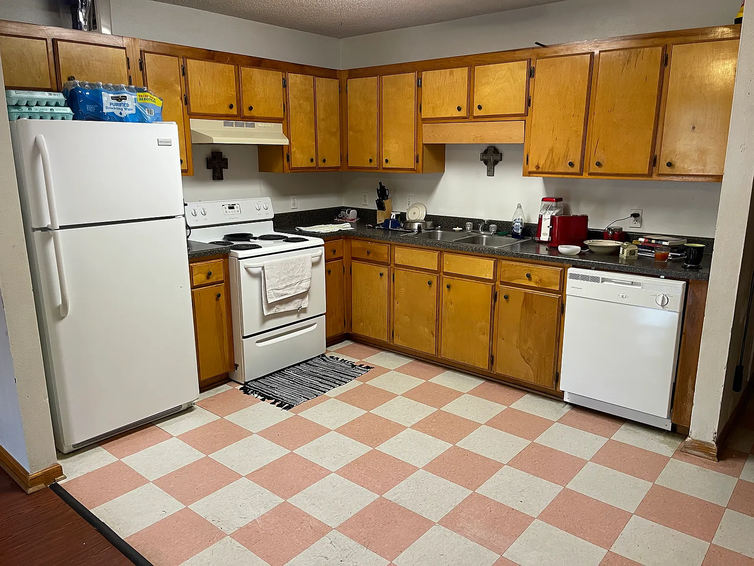 3 bed, 1300 sqft, $950 — Photo 3