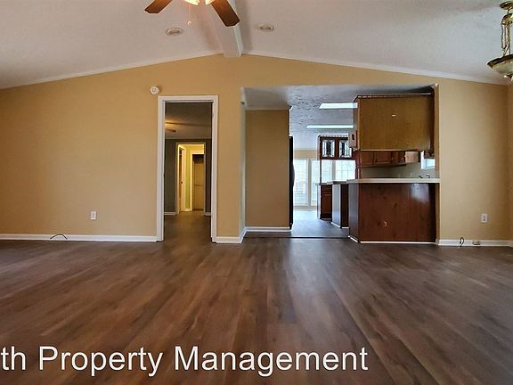 4th image of 121 Cove Ave