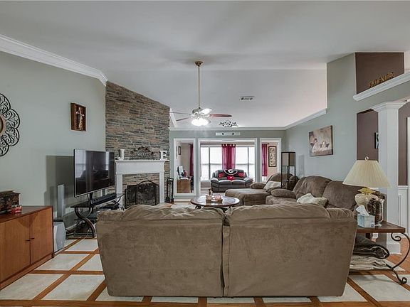 2nd image of 932 Fairmont Park Dr