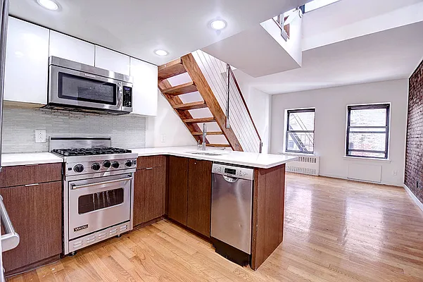 Rented by Urbane Brokerage | media 10