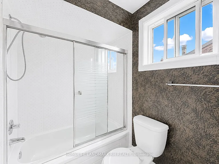 101 Pentland Cres — Photo 12