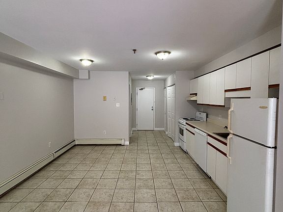 3rd image of 3034 Windsor St #102