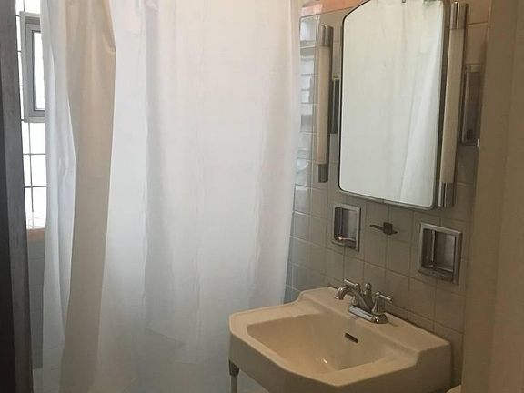 5th image of 5742 N Artesian Ave #1