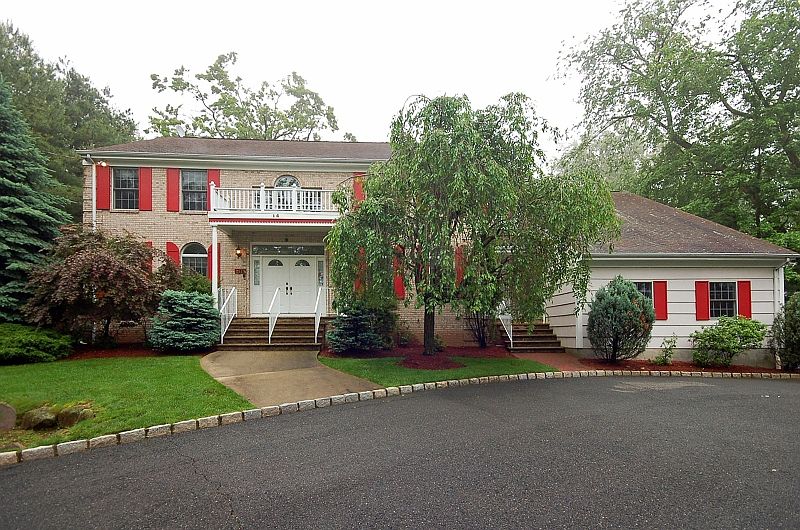 1st image of 14 Hamilton Dr W