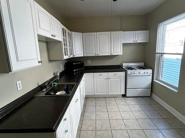 409 E 6th St #2 — Photo 3