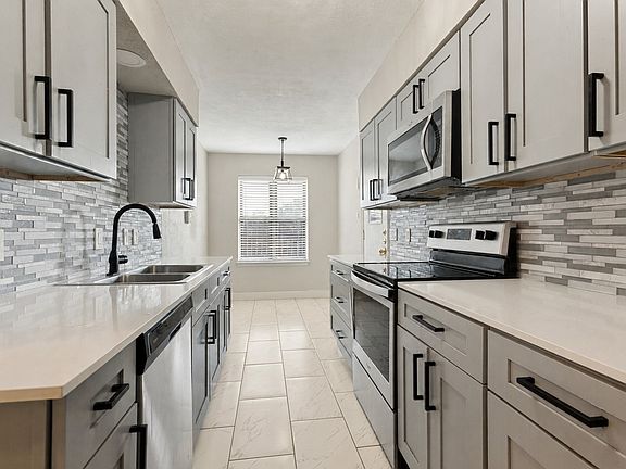 3rd image of 13899 Brookgreen Dr