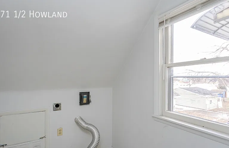 571 Howland Ave — Photo 8
