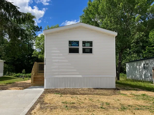 1218 Greenwich #1218, Brookfield, OH 44403