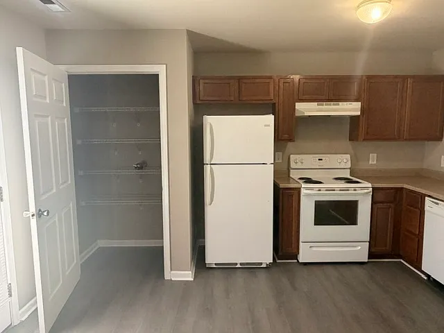 Windsor Hills Condominiums — Photo 12