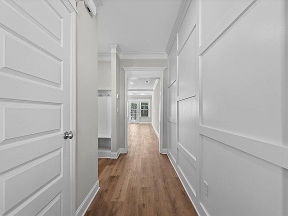 4th image of 1071 Linsmore Ave