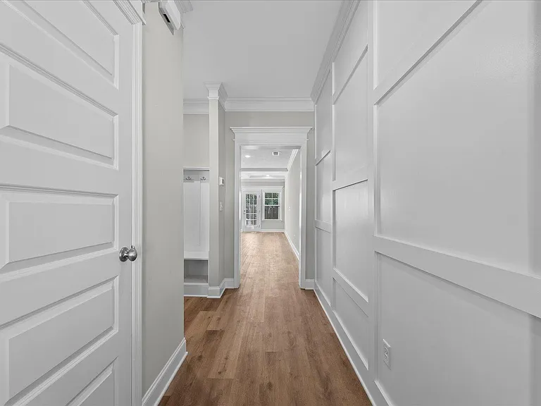 1071 Linsmore Ave — Photo 4