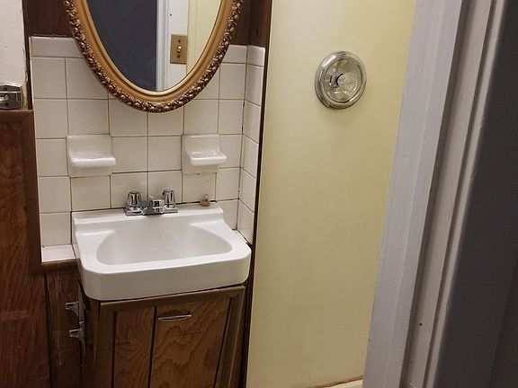3rd image of 307 Lafayette St APT 3