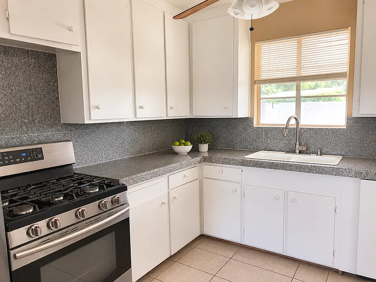 1425 E Hudson Dr — Photo 5