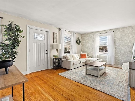 3rd image of 43 Deer St