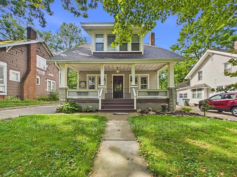 3 bed, 2.0 bath, 1332 sqft, $1,900 — Photo 2