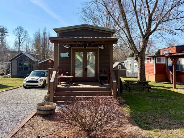 31 Rest Awhile Ln, Flat Rock, NC 28731