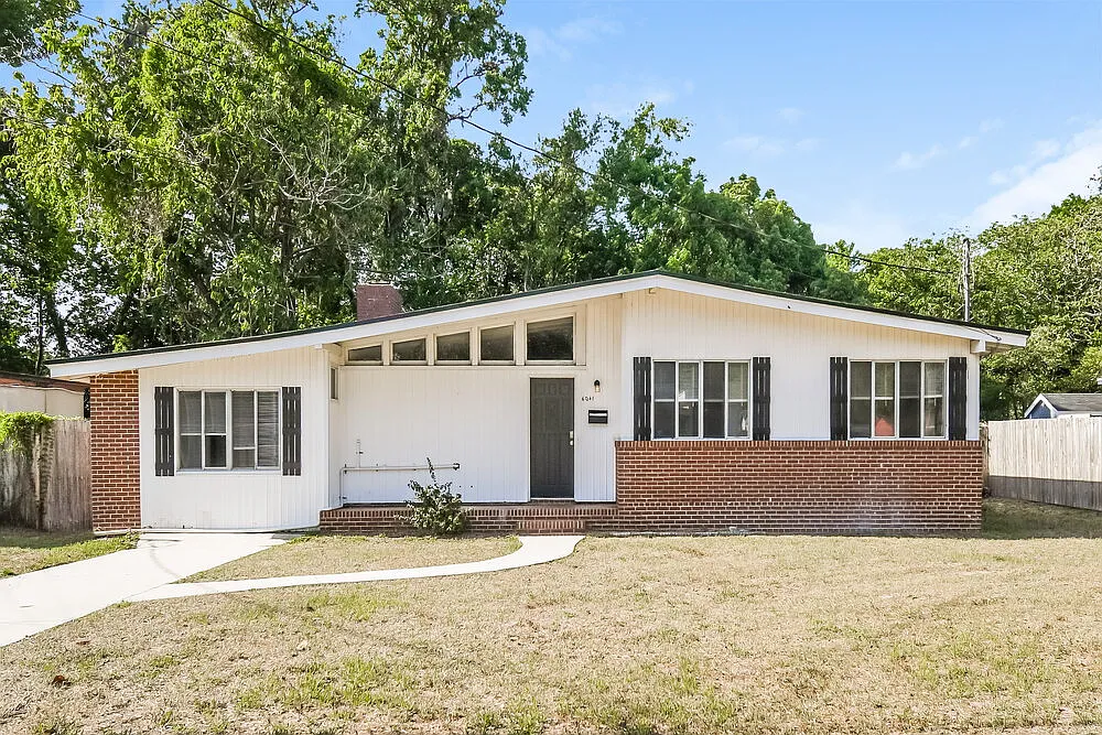 4 bed, 1.5 bath, 1439 sqft, $2,400 — Photo 1