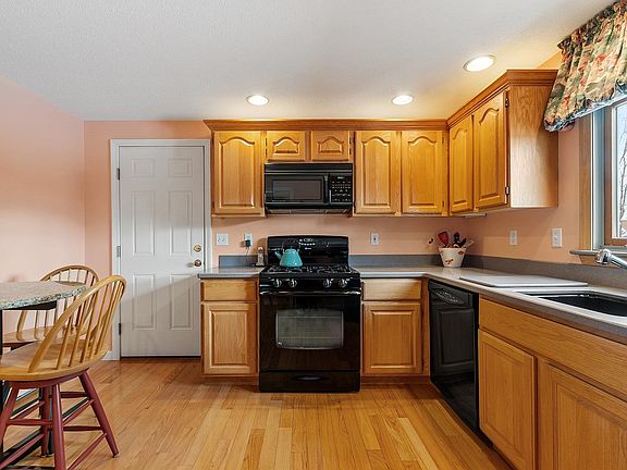 4th image of 23 Blackberry Fields Road