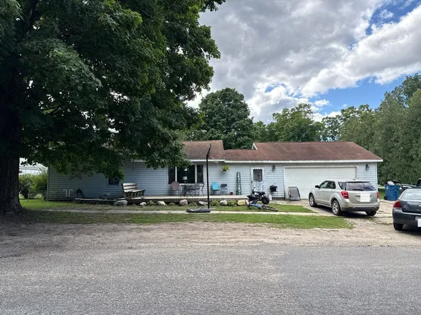 127 Godfrey St, Howard City, MI 49329