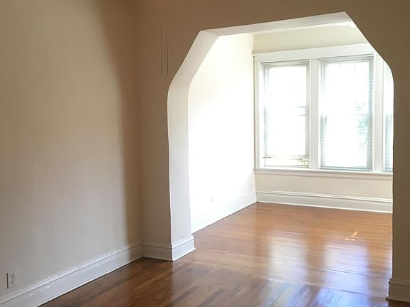 5th image of 916 W Belle Plaine Ave APT 2