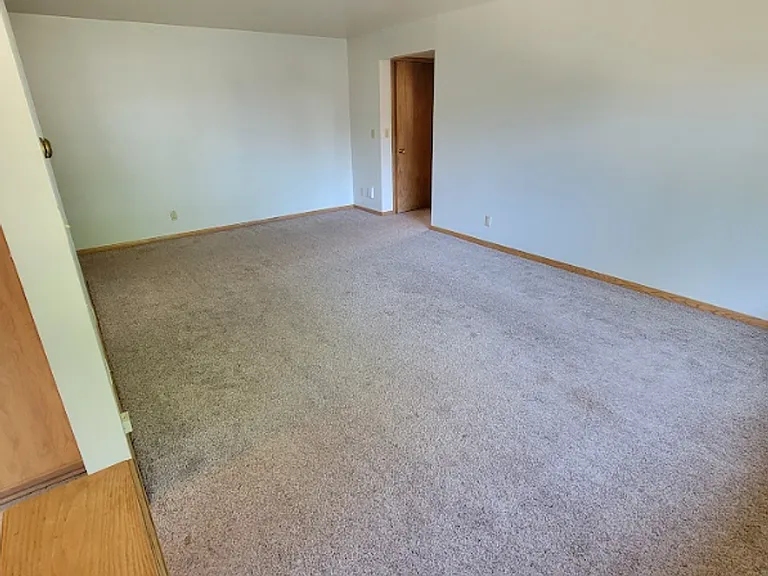 319 E Harris St — Photo 10