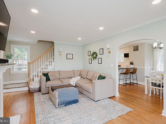 5th image of 117 Burke Ave