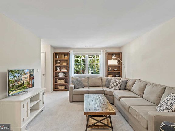 5th image of 2834B S Wakefield St