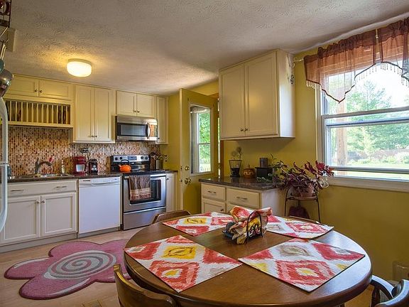 3rd image of 5881 Mount Royal Dr