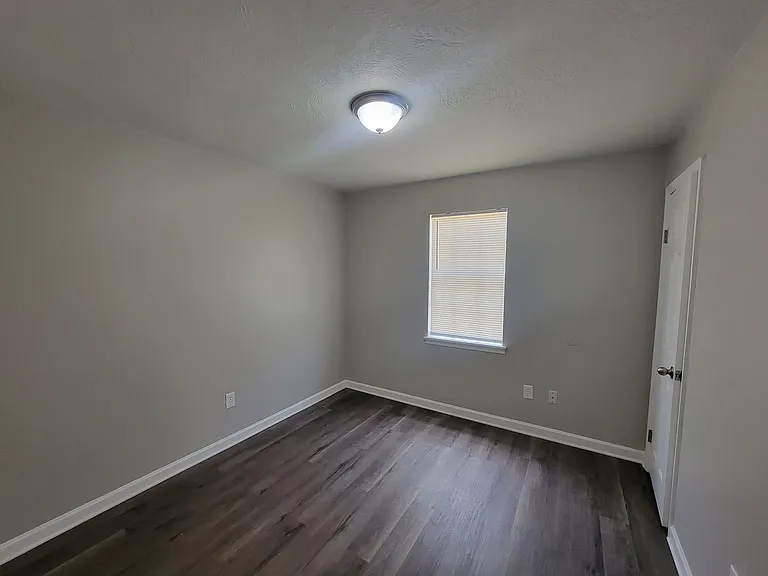 611 Langley Ct — Photo 15