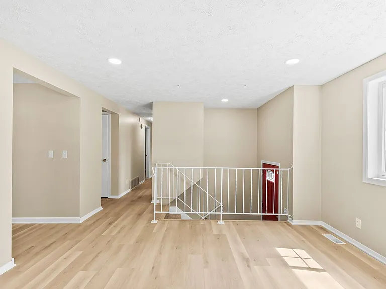 5732 S 137th St — Photo 16