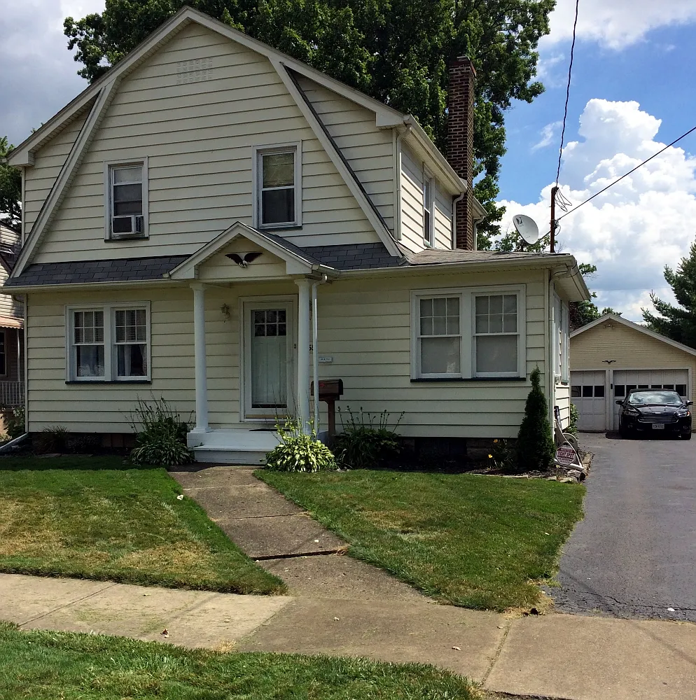 755 Hazelwood Ave SE photo 1