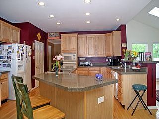 Gourmet kitchen w/large island