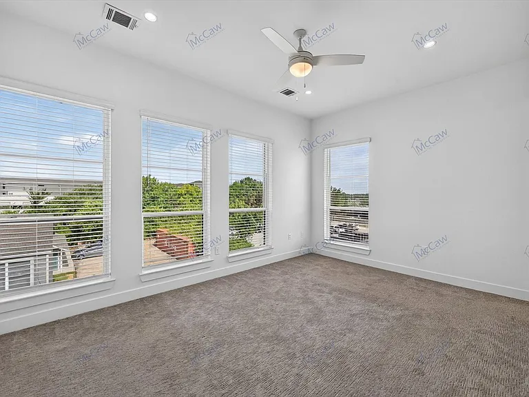 131 Thornton St — Photo 12