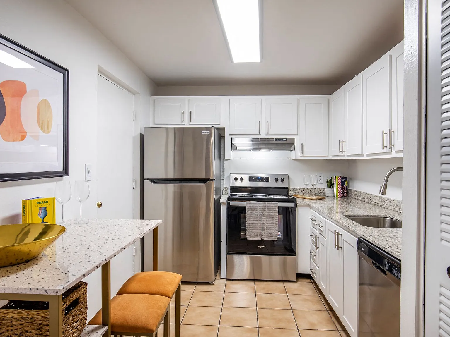Del Oro Apartment Homes — Photo 2