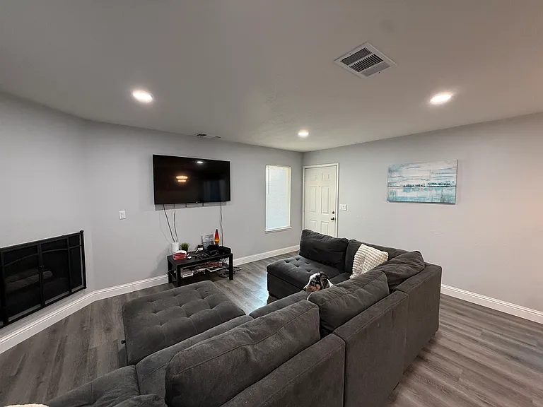 1095 Aspen Dr — Photo 2