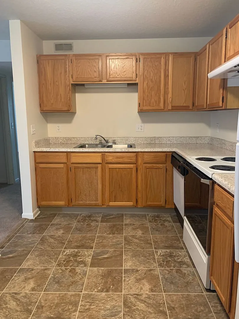 Drake Court Apartments — Photo 3