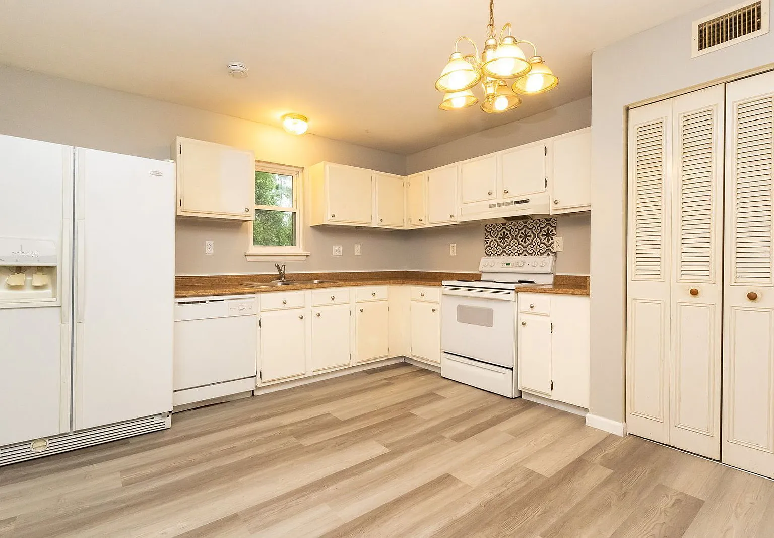 2 bed, 1.5 bath, 1040 sqft, $1,195 — Photo 2