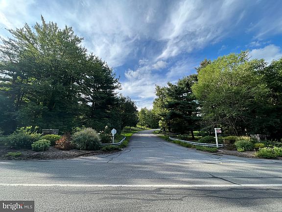 2nd image of 2 Chestnut Hill Dr