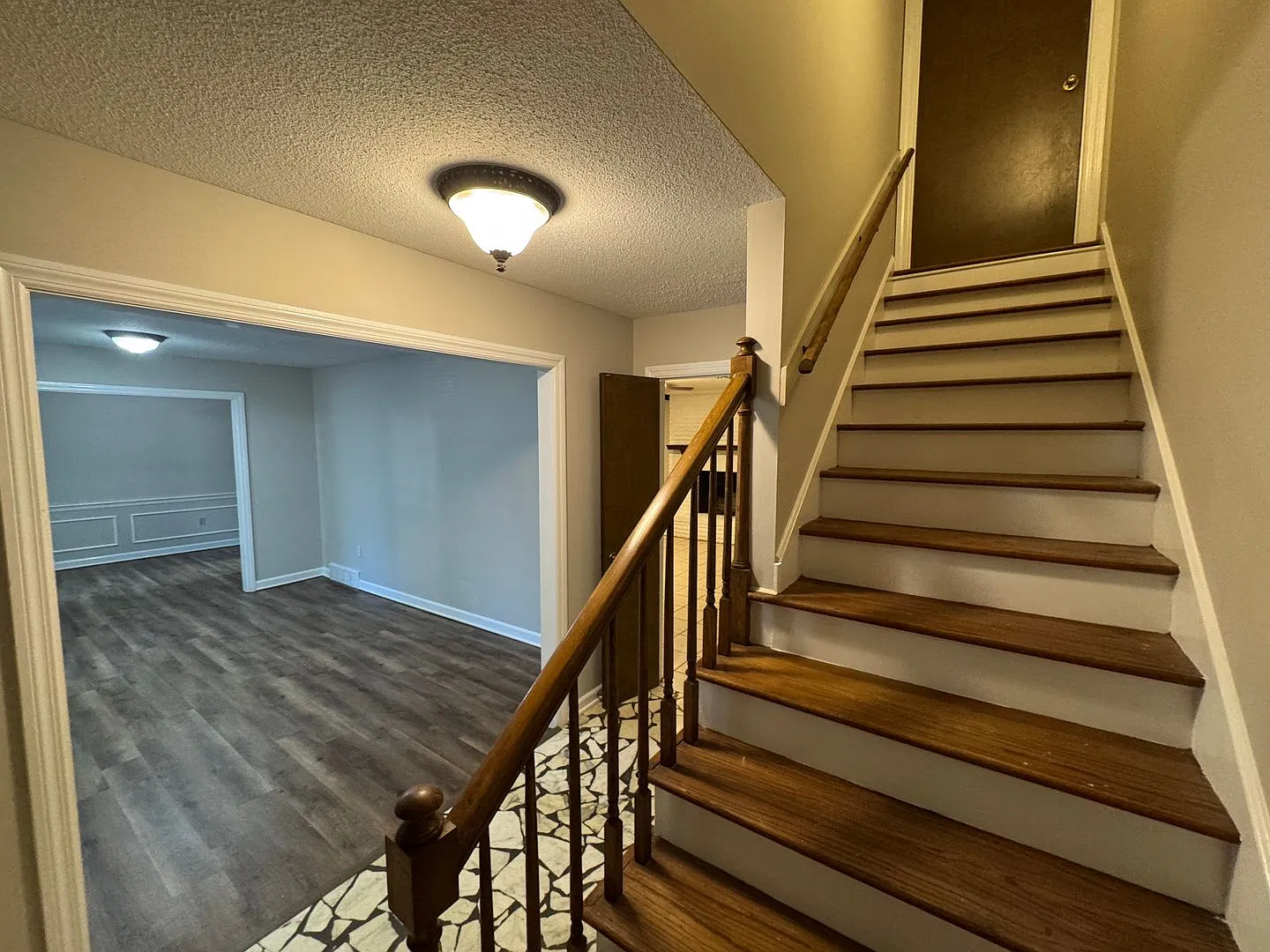 Colonial Style 3-Bedroom in South East Memphis + 2 Car Garage! — Photo 2